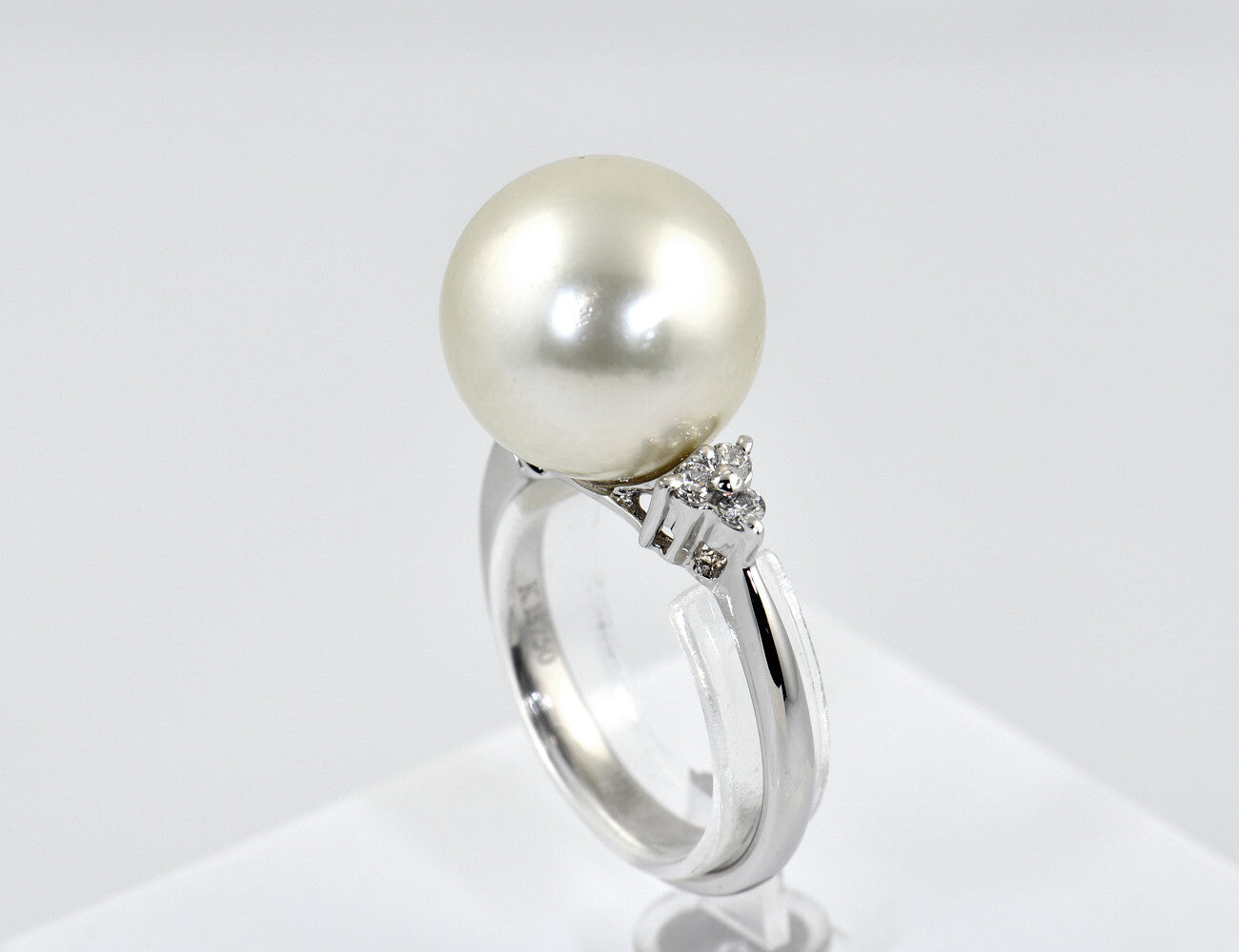 South Sea pearl ring 750/000 18 K white gold, 6 diamonds total 0.12 ct
