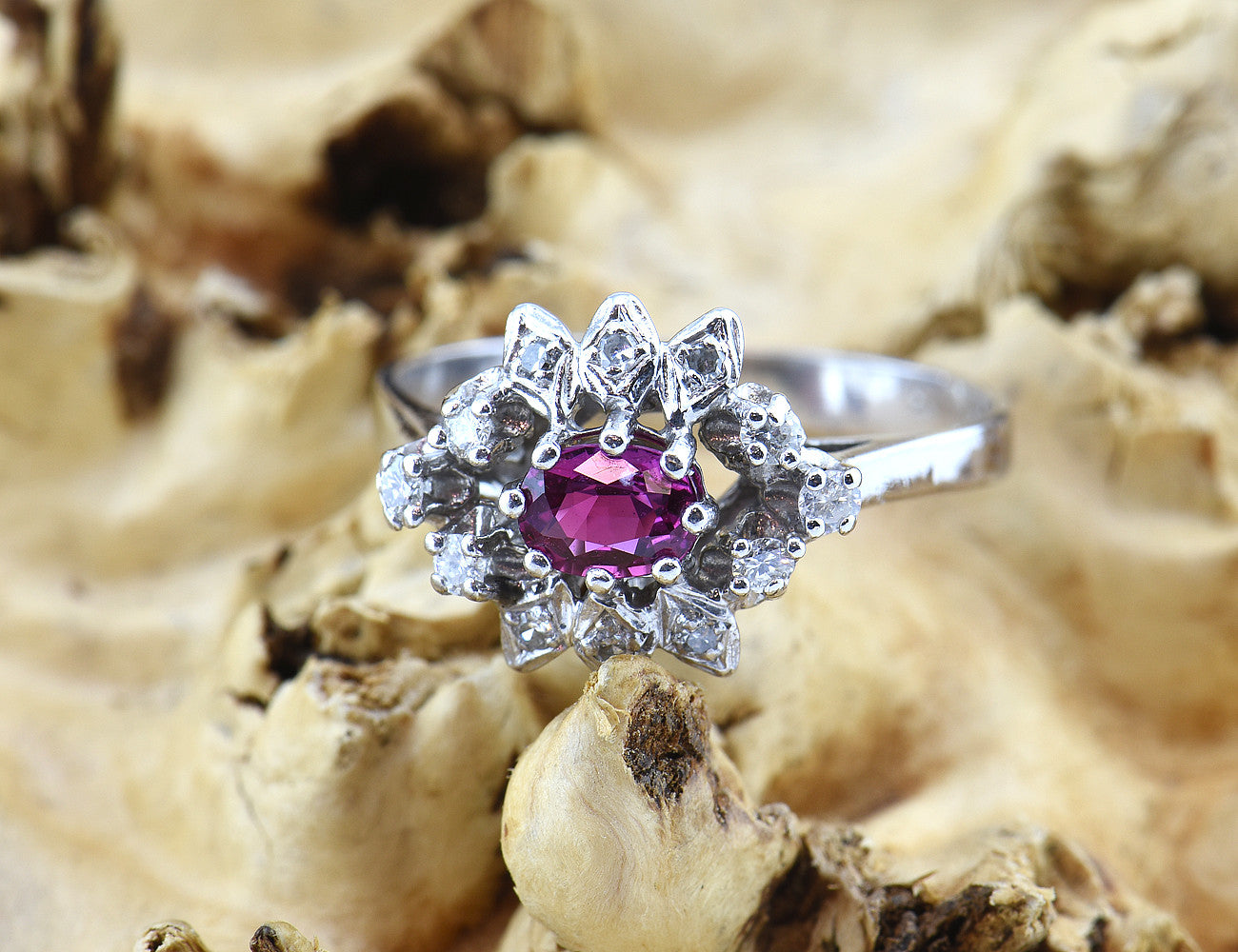Rubin Ring 585 14 K Weißgold, 12 Diamanten zus. 0,23ct