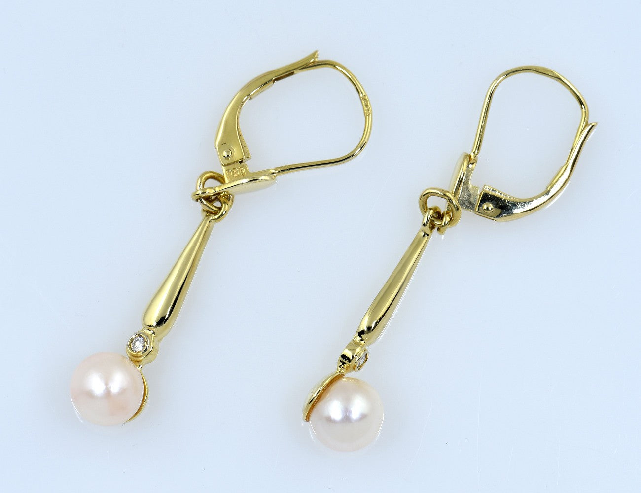 Ohrringe Akoyaperle Ohrhänger 333/000 8 K Gelbgold 2 Diamanten zus. 0,02 ct