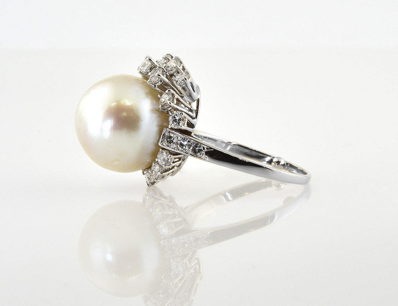 Ring Südseeperle 750/000 18 K Weißgold, 23 Brillanten zus. 1,25 ct