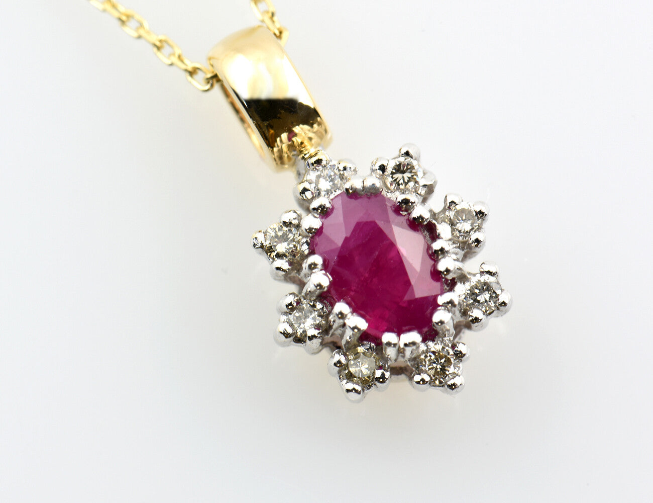 Rubin Anhänger mit Kette 585/000 14 K Gelbgold, 8 Brillanten zus. 0,12 ct