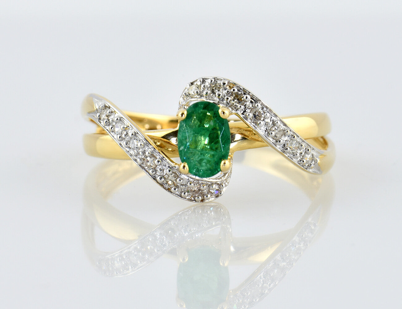 Smaragd Ring 750/000 Gelbgold, 14 Diamanten zus. 0,14 ct