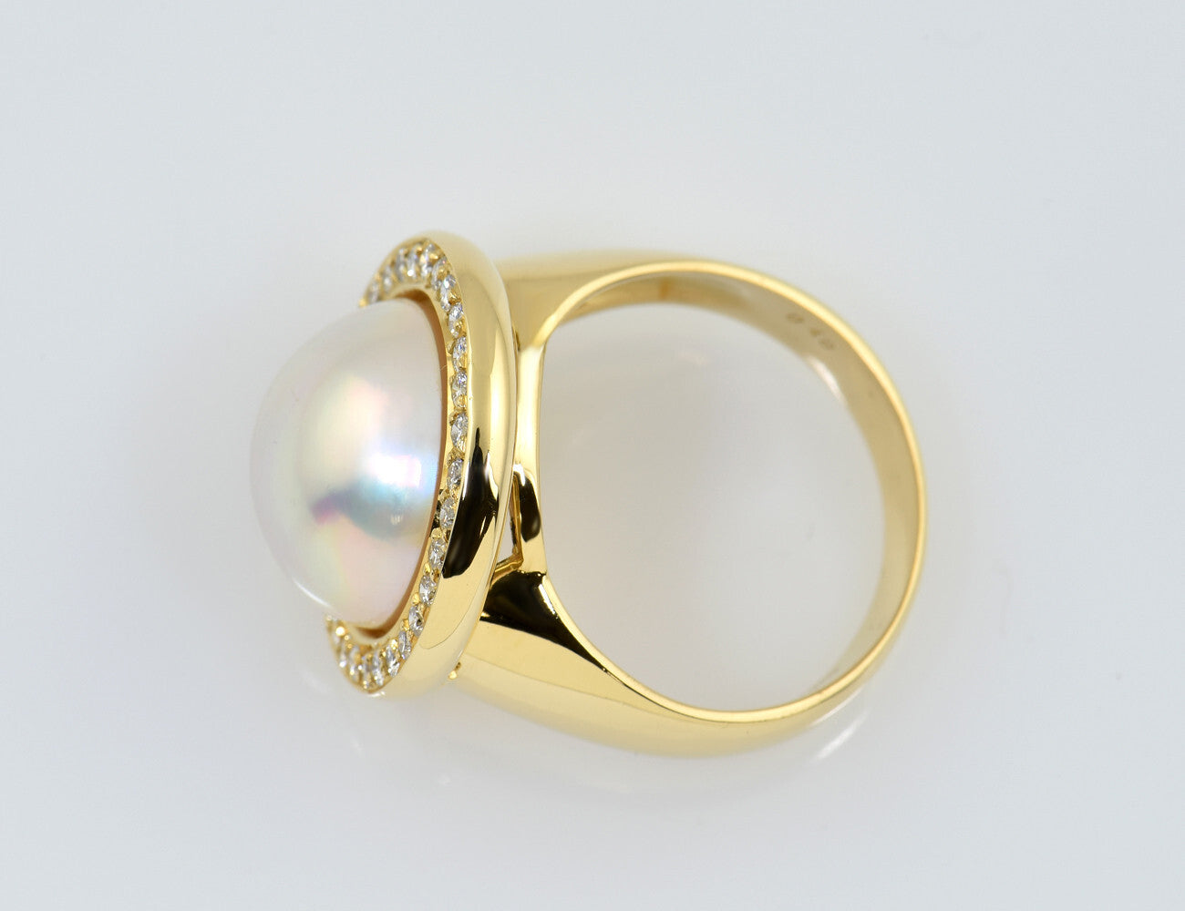Ring Mabe´perle 750/000 18 K Gelbgold, 32 Brillanten zus. 0,48 ct