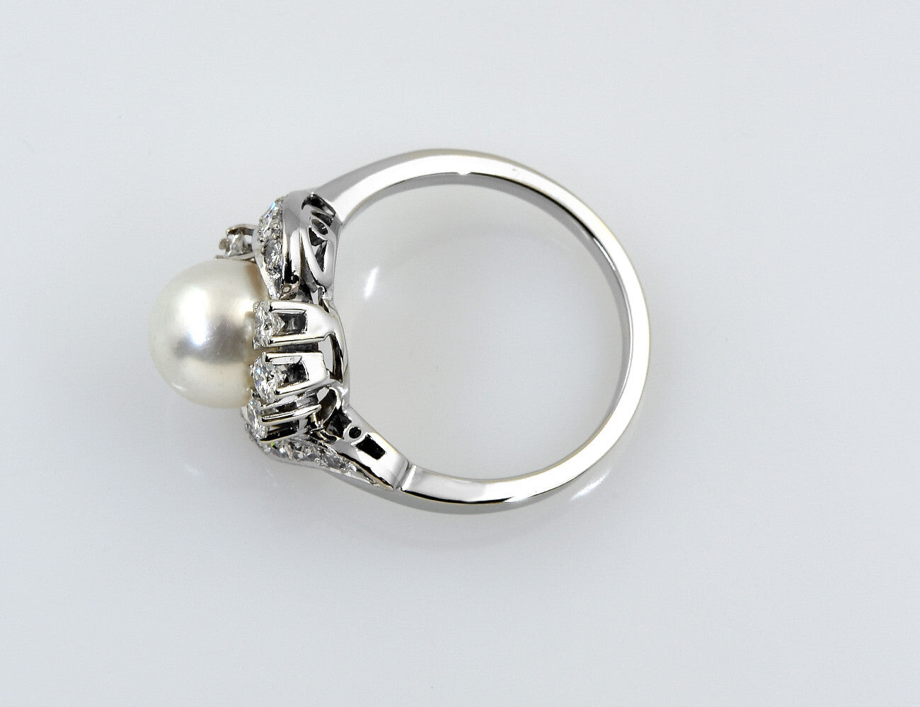 Akoya pearl ring 750/000 18 K white gold 16 diamonds total 0.58 ct