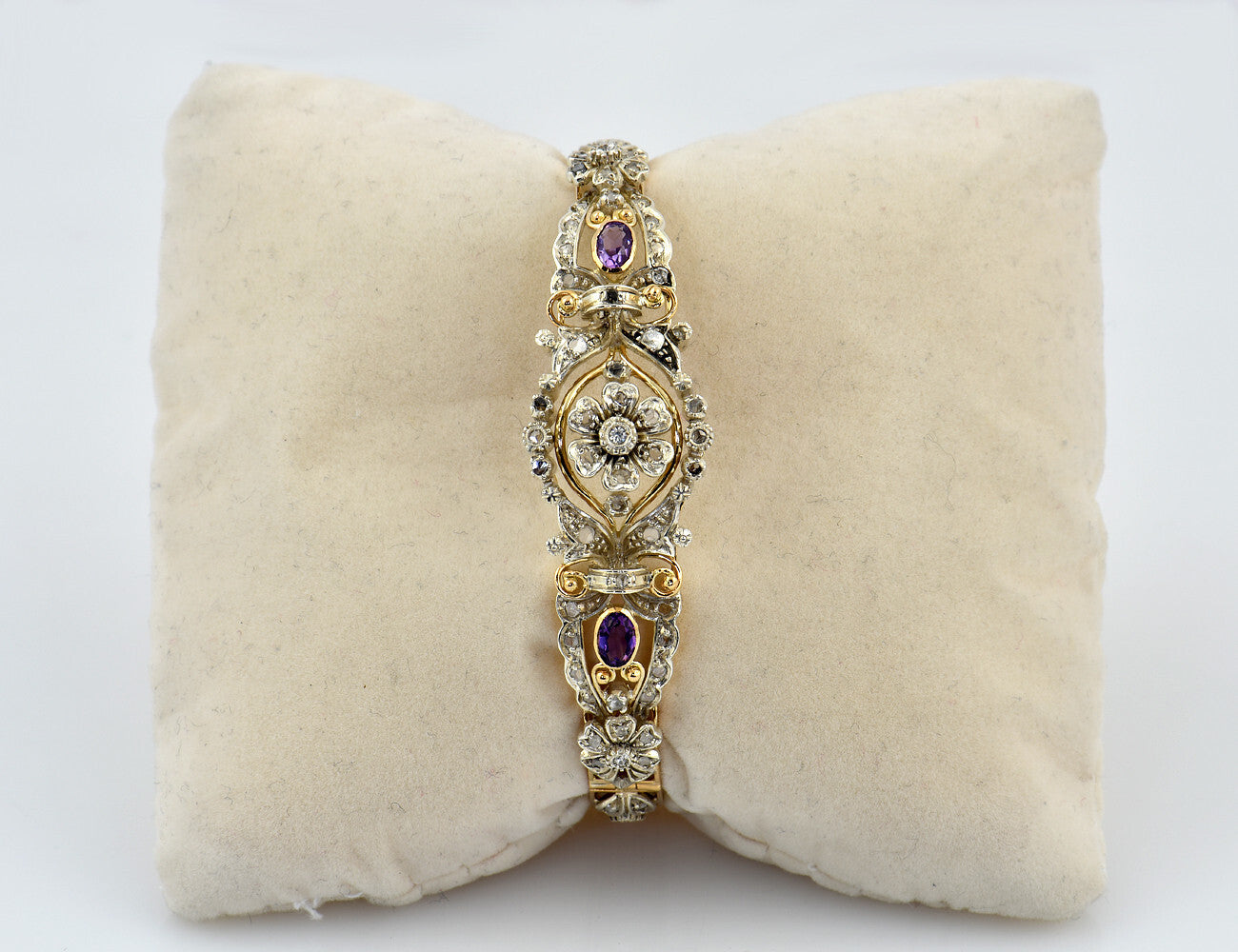 Armreif 750/000 Gelbgold und 925/000 Silber, 59 Diamanten zus. 0,75 ct, Amethyst