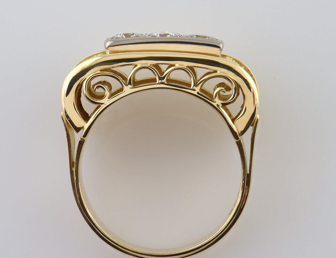 Ring mit Granulationen in 585 14 K Gelbgold, 3 Diamanten zus. 0,42 ct