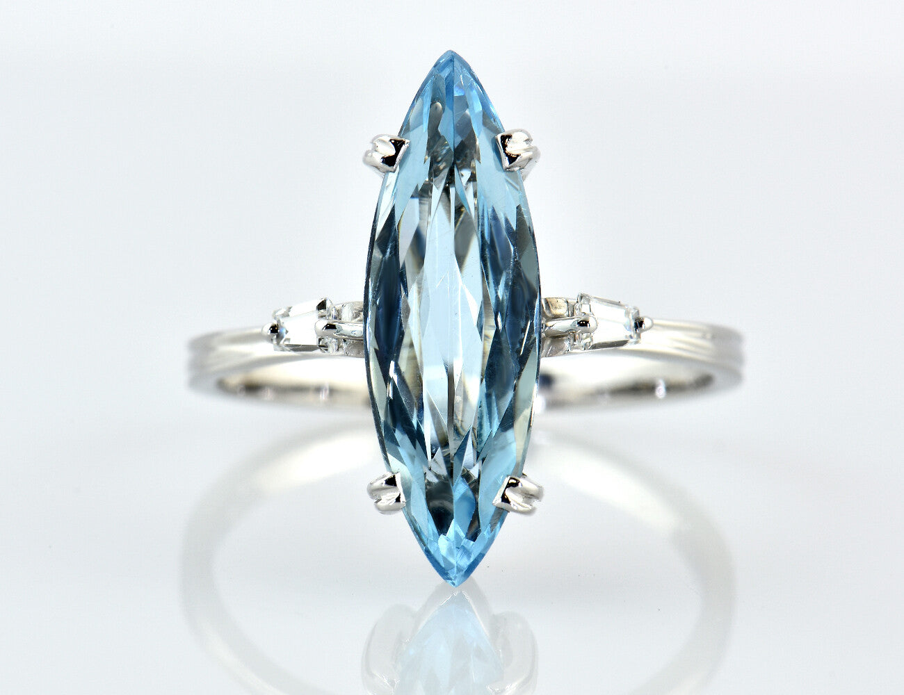 Topas Ring 750/000 18 K Weißgold, 2 Diamanten zus. 0,18 ct
