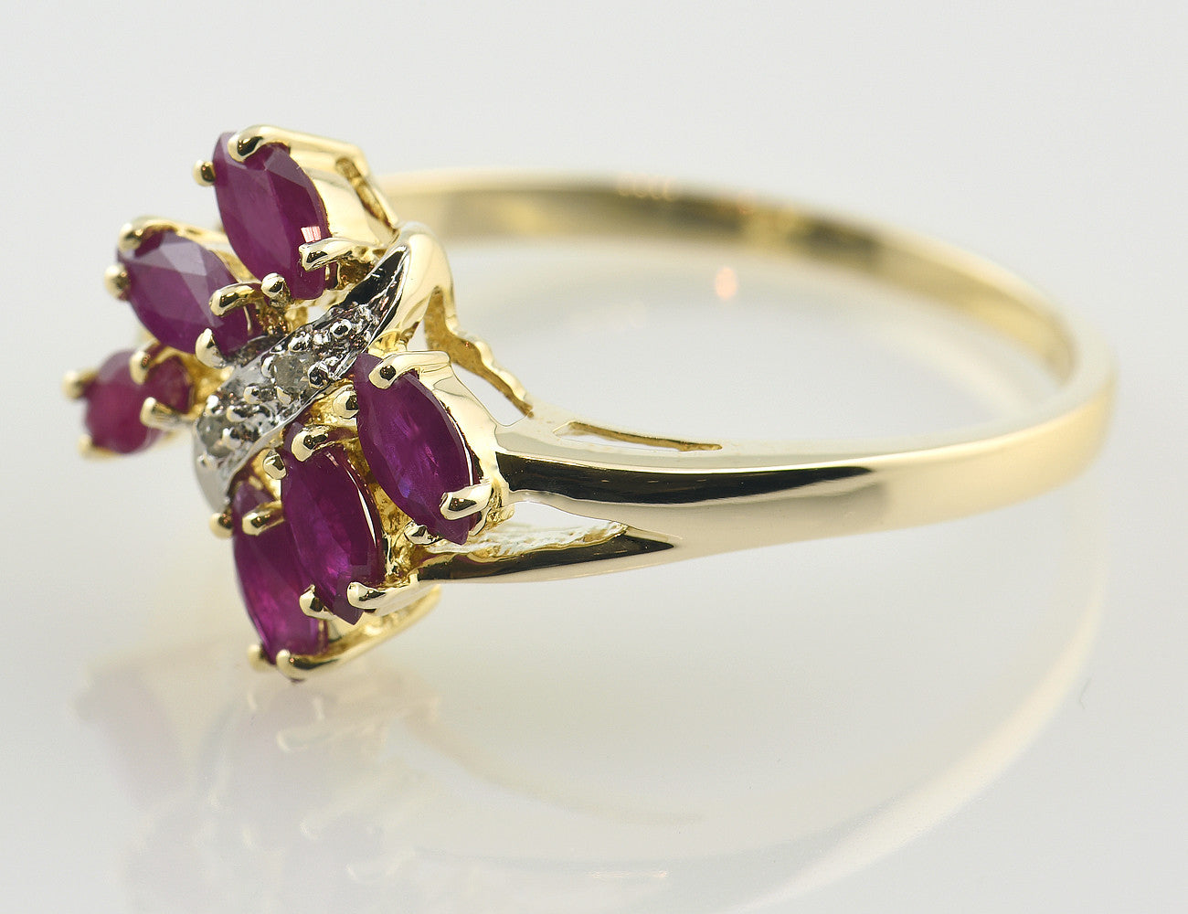 Rubin Diamant Ring 585 14 K Gelbgold 2 Diamanten zus. 0,01 ct