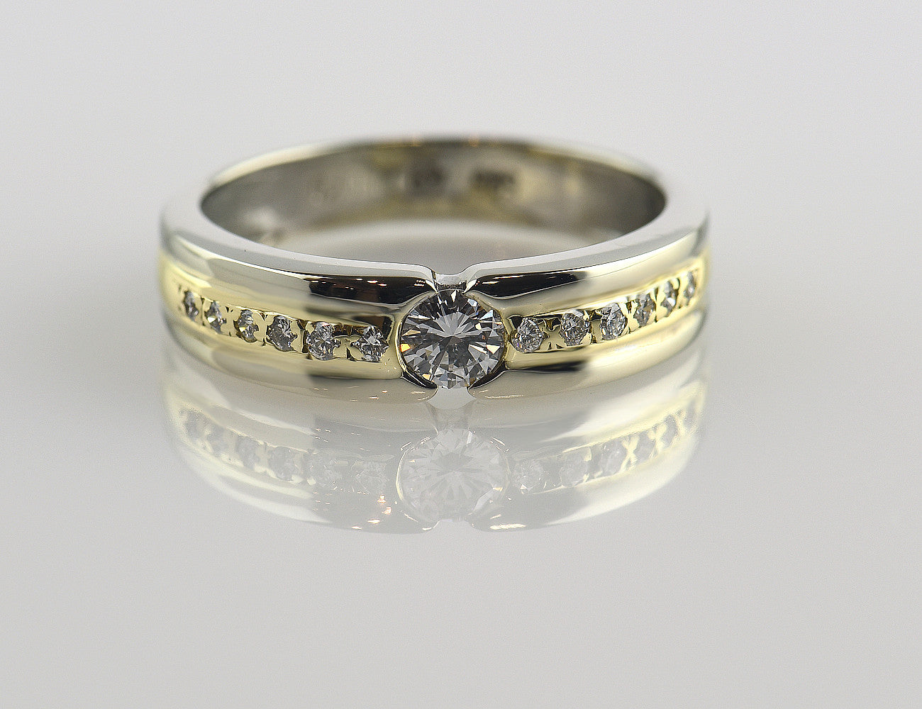 Diamant Ring 585/000 14 K Weiß-/Gelbgold 13 Brillanten zus. 0,28 ct