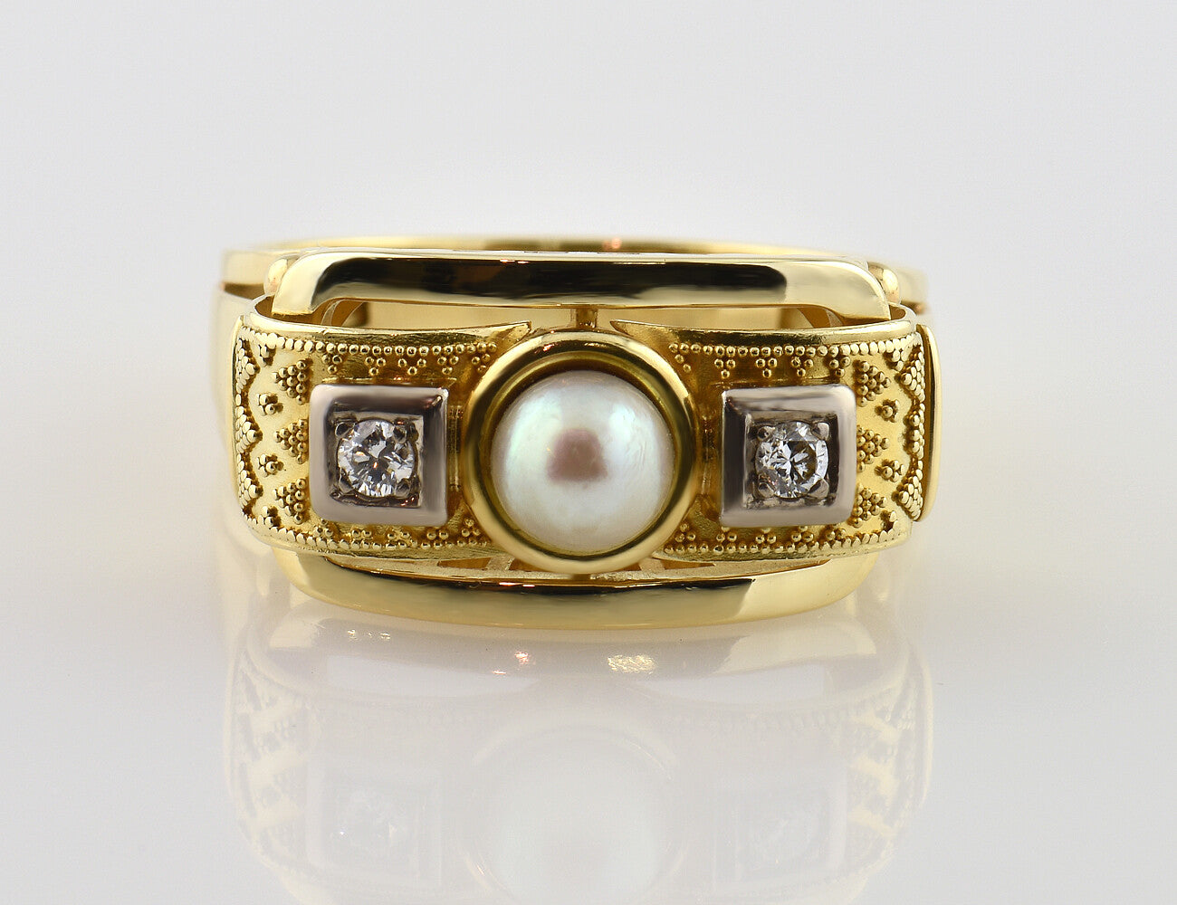 Ring mit Granulationen, Perle 585/000 14 K Gelbgold, 2 Brillanten zus. 0,09 ct