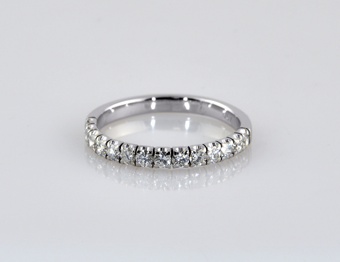 Memoire diamond ring 750/000 18 K white gold 14 diamonds total 0.70 ct