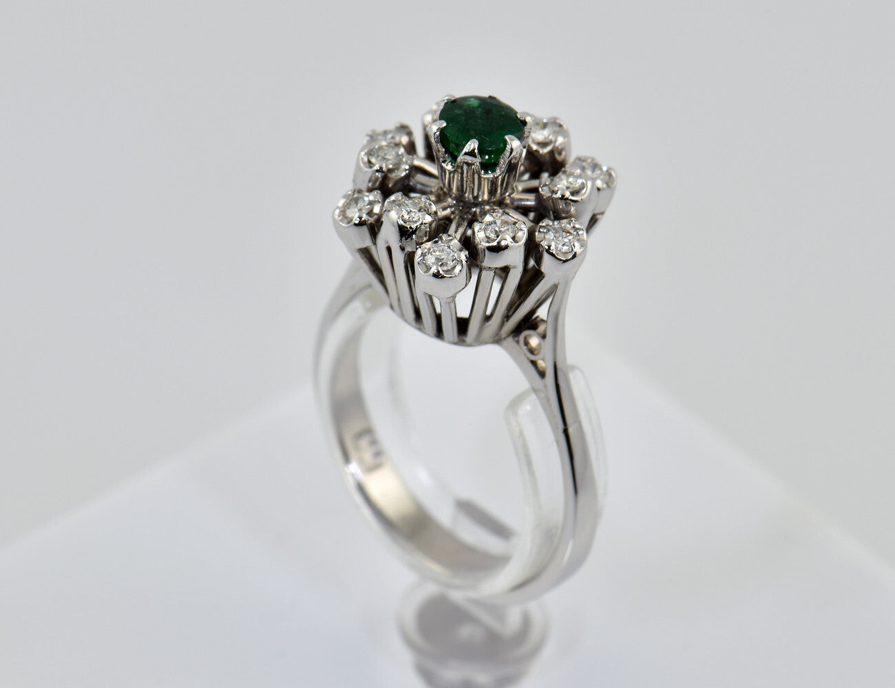 Smaragd Ring 333/000 8 K Weißgold, 12 Diamanten zus. 0,24 ct
