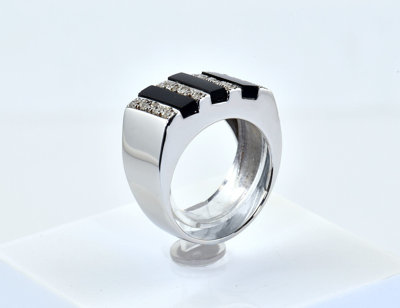 Ring Onyx 750/000 18 K Weißgold 28 Brillanten zus. 0,28 ct