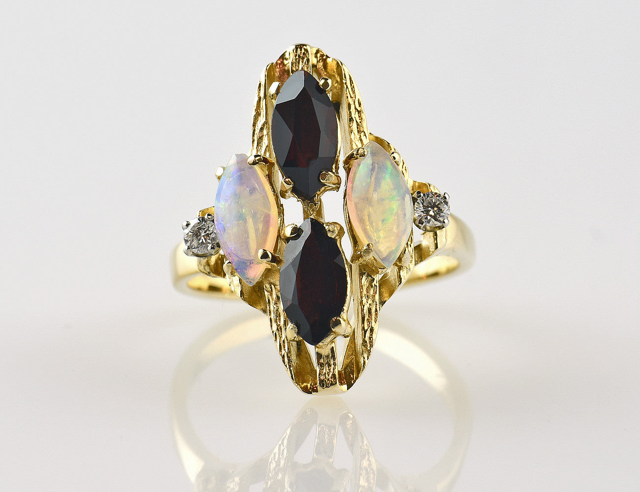 Ring Opal Granat 585/000 14 K Gelbgold, 2 Diamanten insg. 0,08ct