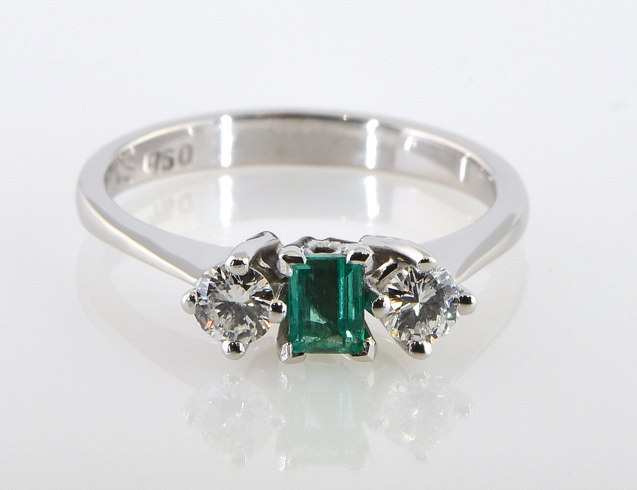 Ring Smaragd 750/000 18 K Weißgold 2 Brillanten zus. 0,30 ct