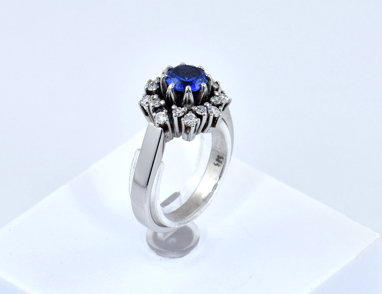 Saphir Diamant Ring 585/000 14 K Weißgold 16 Brillanten zus. 0,40 ct