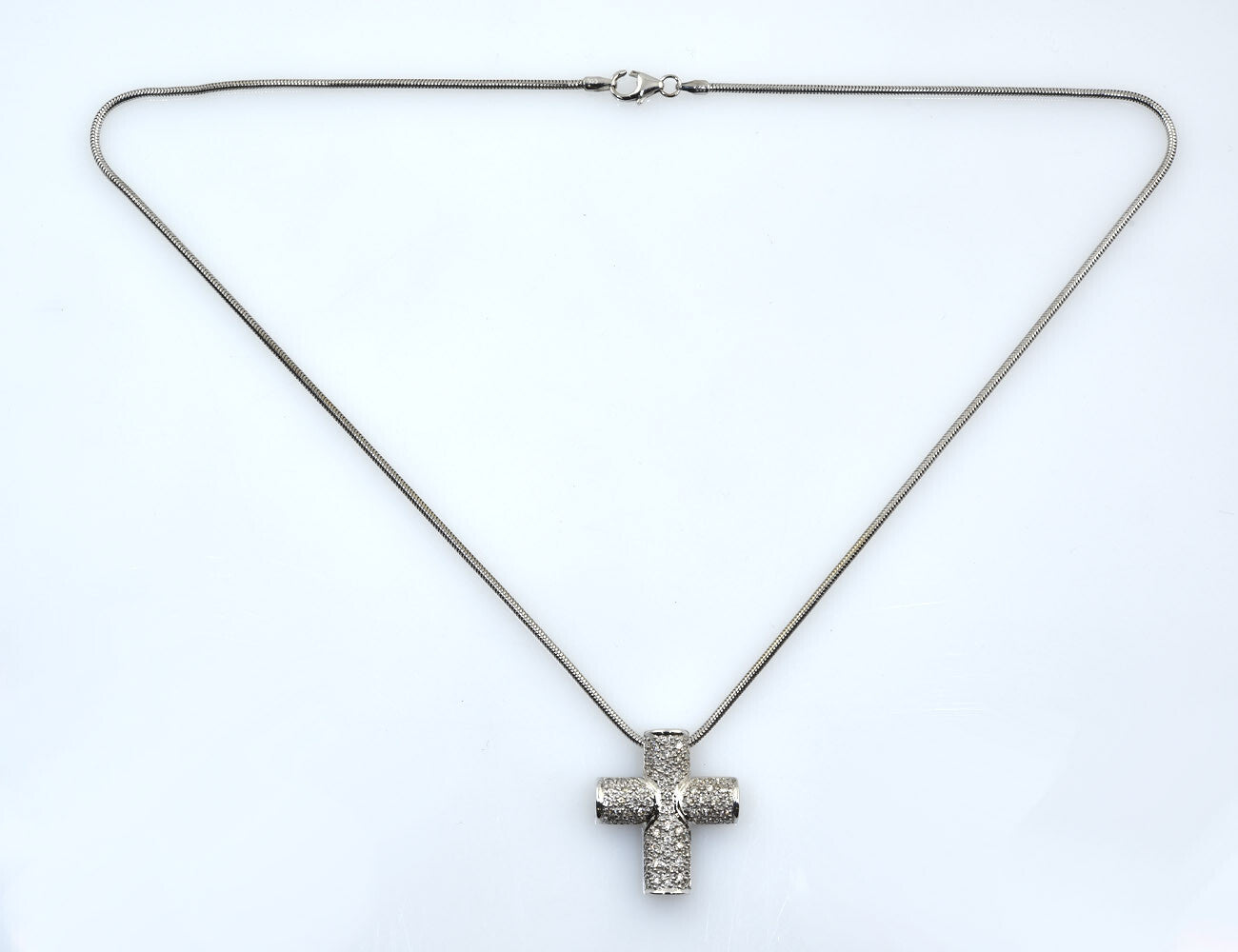 Diamant Kreuz mit Kette 585/000 14 K Weißgold, 71 Brillanten zus.  0,70 ct