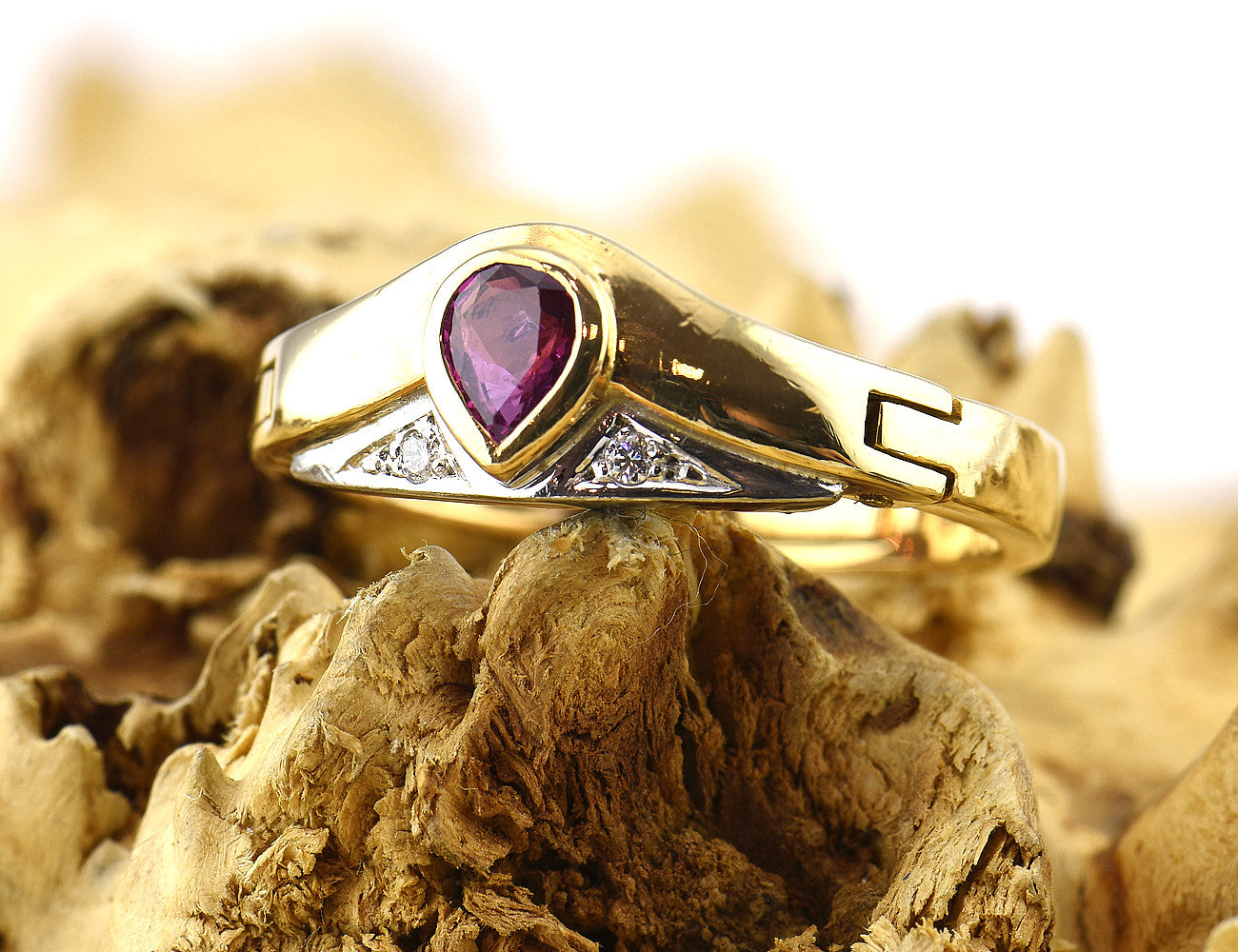 Rubin Ring 750 18 K Gelbgold, 2 Diamanten zus. 0,03 ct