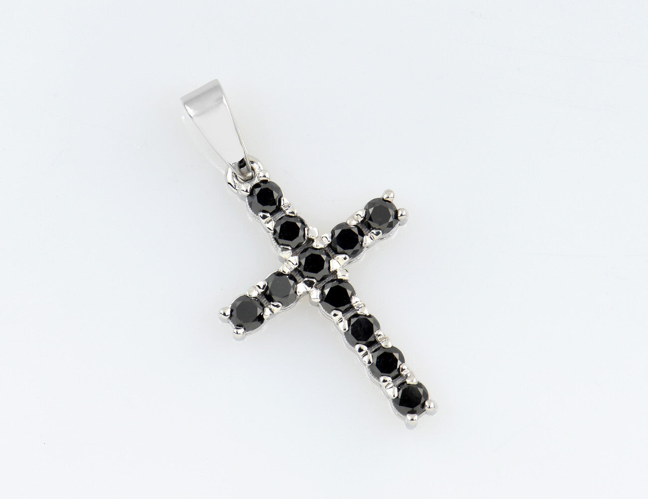 Anhänger Kreuz 585/000 14 K Weißgold 11 schwarze Diamanten zus. 0,60 ct