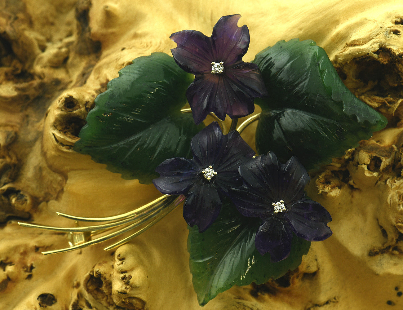Brosche 585/000 14 K Gelbgold Jade, Amethyst 3 Brillanten zus. 0,03 ct