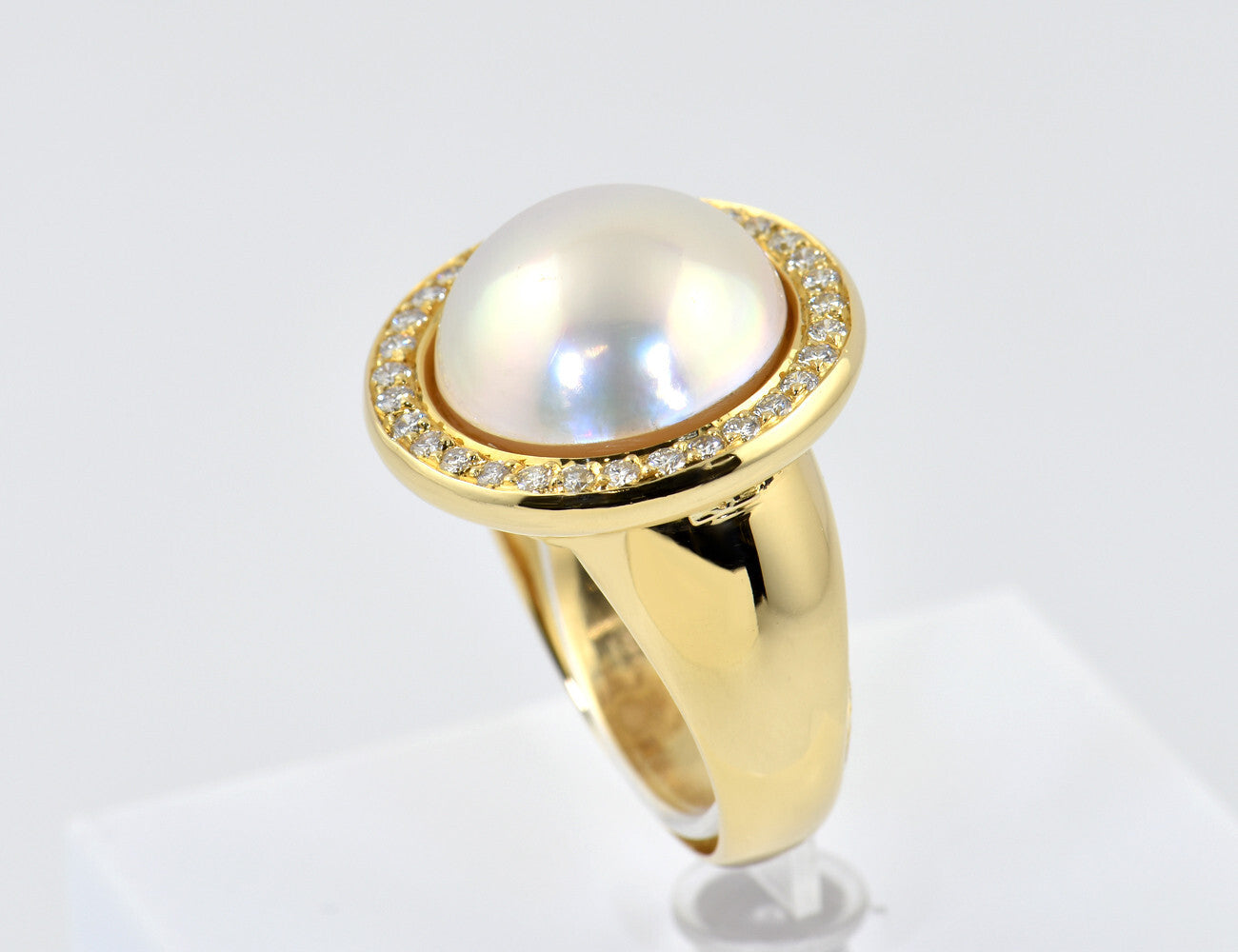 Ring Mabe'perle 750/000 18 K yellow gold, 32 diamonds total 0.48 ct