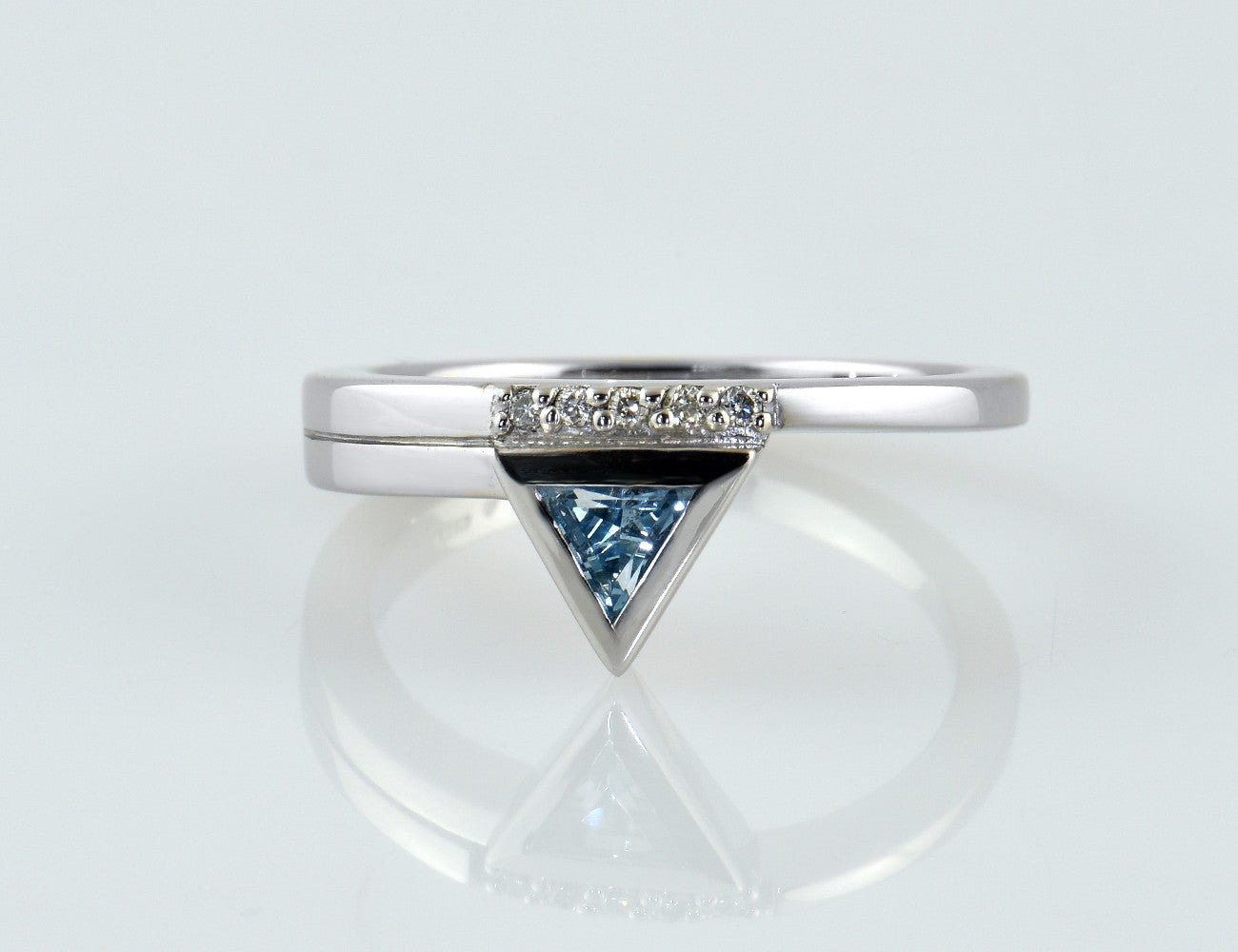 Ring Aquamarin Diamant 585/000 14 K Weißgold 5 Brillanten zus. 0,05 ct