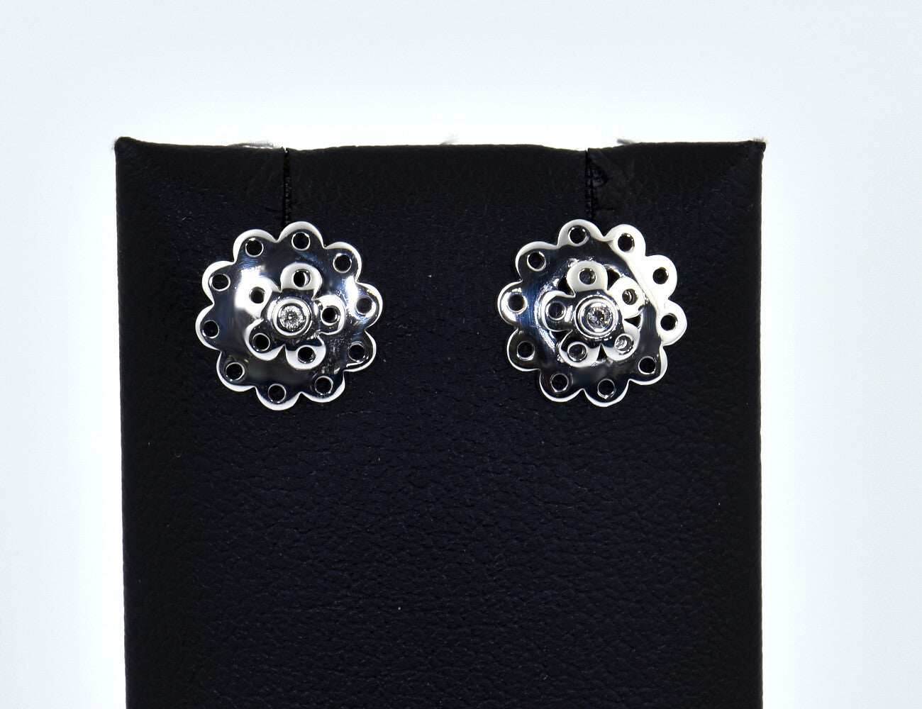Ole Lynggaard ear studs 750/000 18 K white gold, 2 diamonds total 0.02 ct