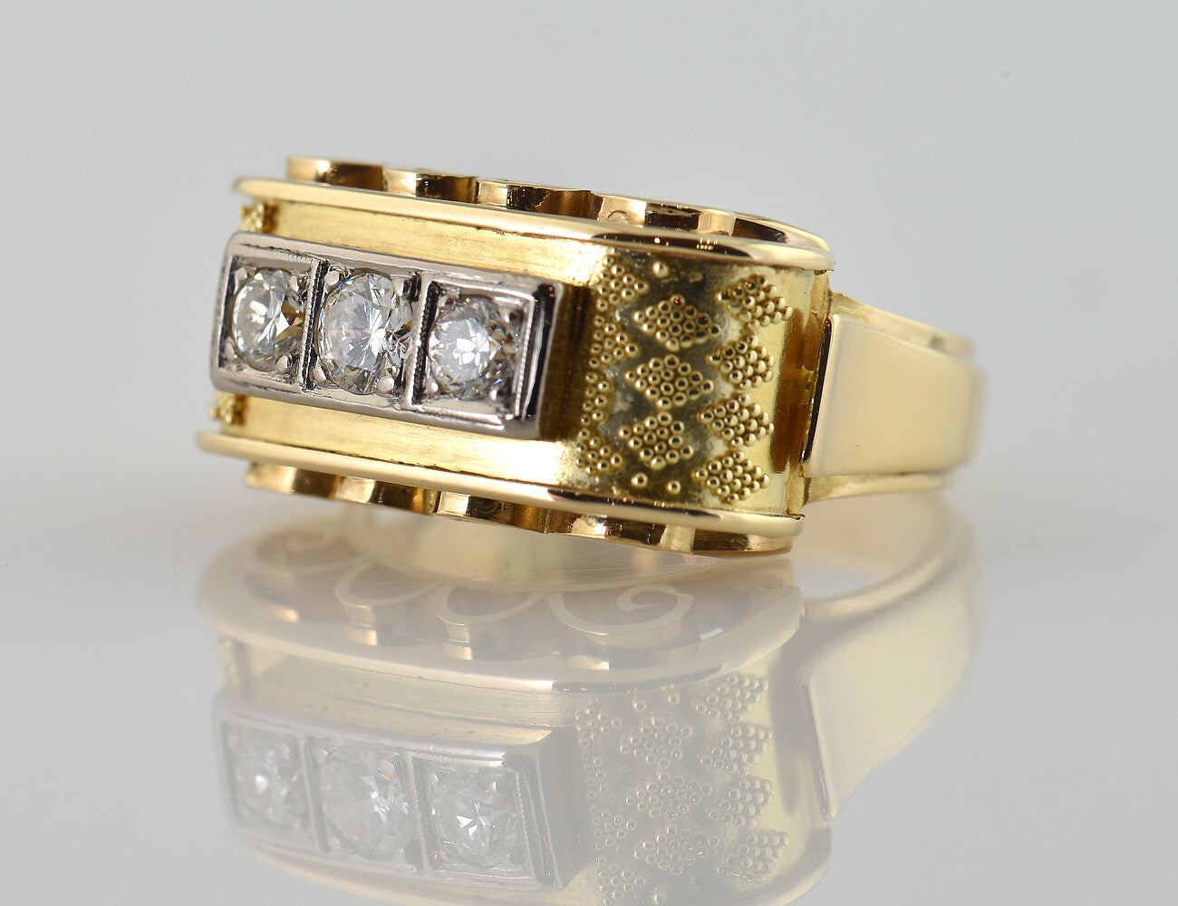 Ring mit Granulationen in 585 14 K Gelbgold, 3 Diamanten zus. 0,42 ct