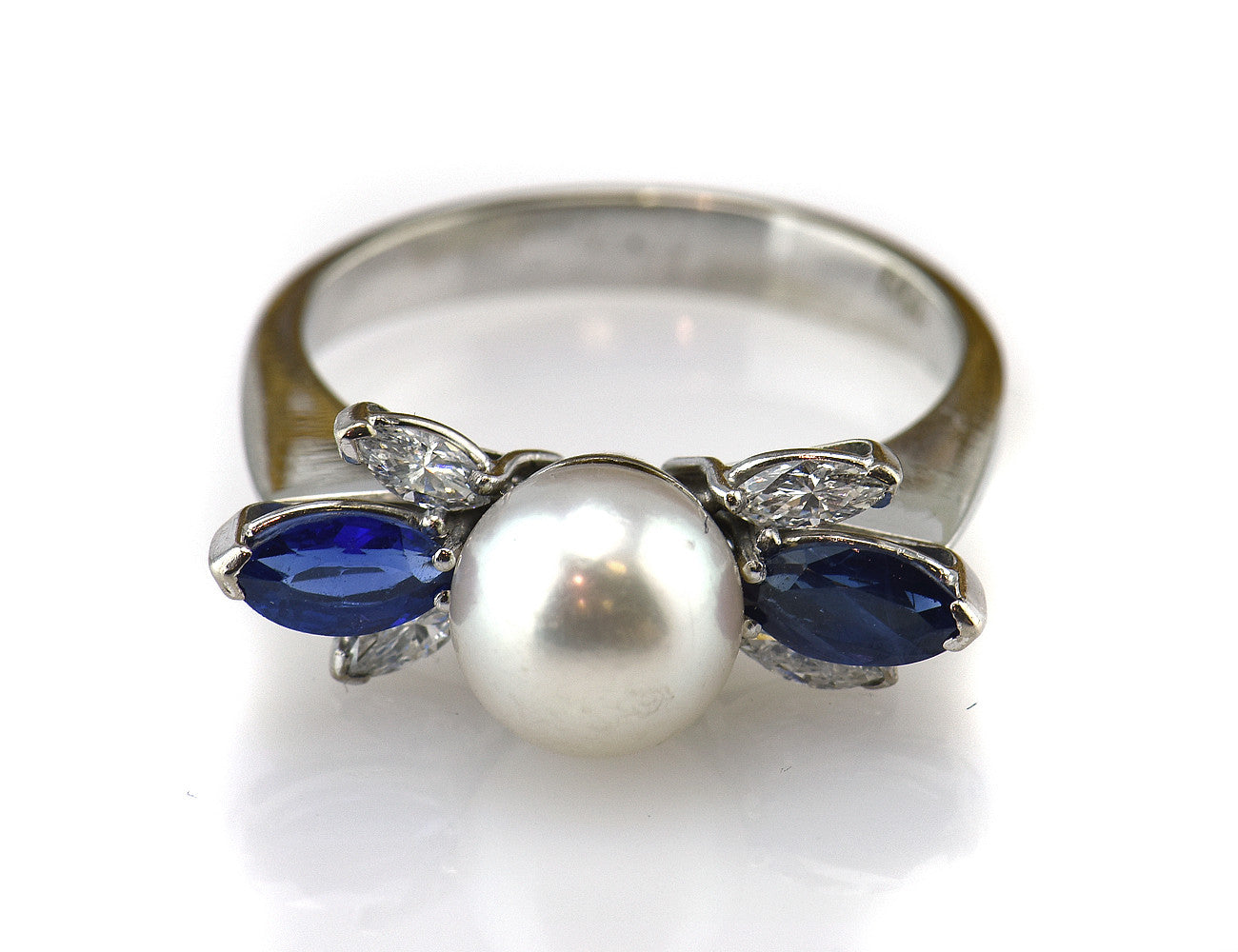 Ring Akoyaperle 750 18 K Weißgold, Saphir, 4 Diamanten zus. 0,20 ct