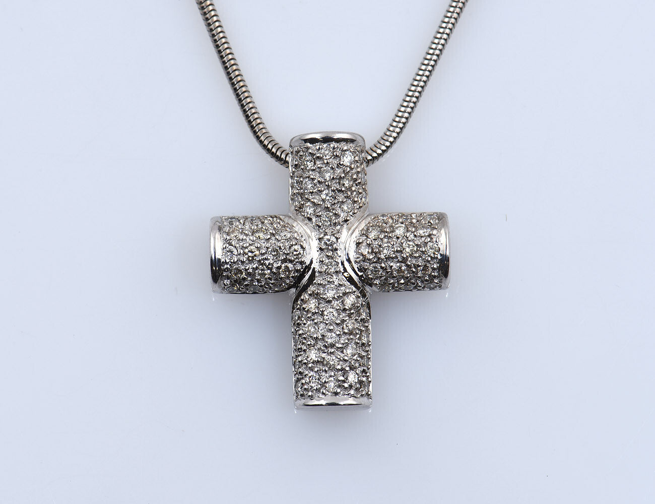 Diamant Kreuz mit Kette 585/000 14 K Weißgold, 71 Brillanten zus.  0,70 ct