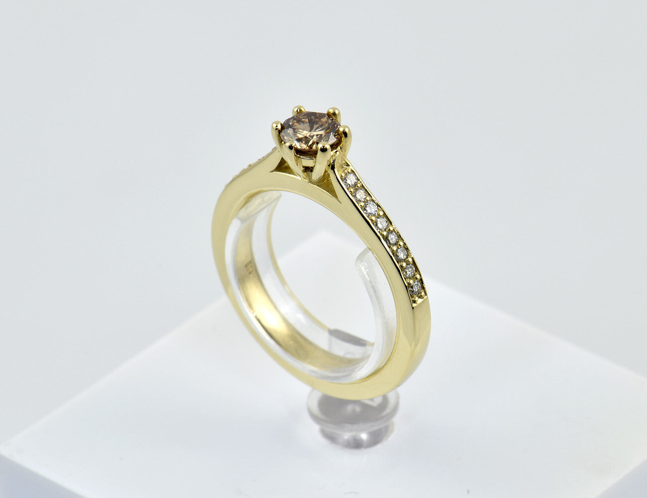 Solitär Diamant Ring 585/000 14 K Gelbgold 17 Brillanten zus. 0,72 ct