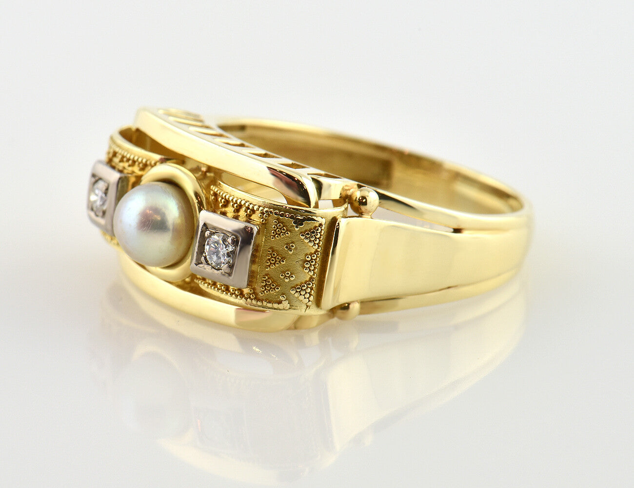 Ring mit Granulationen, Perle 585/000 14 K Gelbgold, 2 Brillanten zus. 0,09 ct