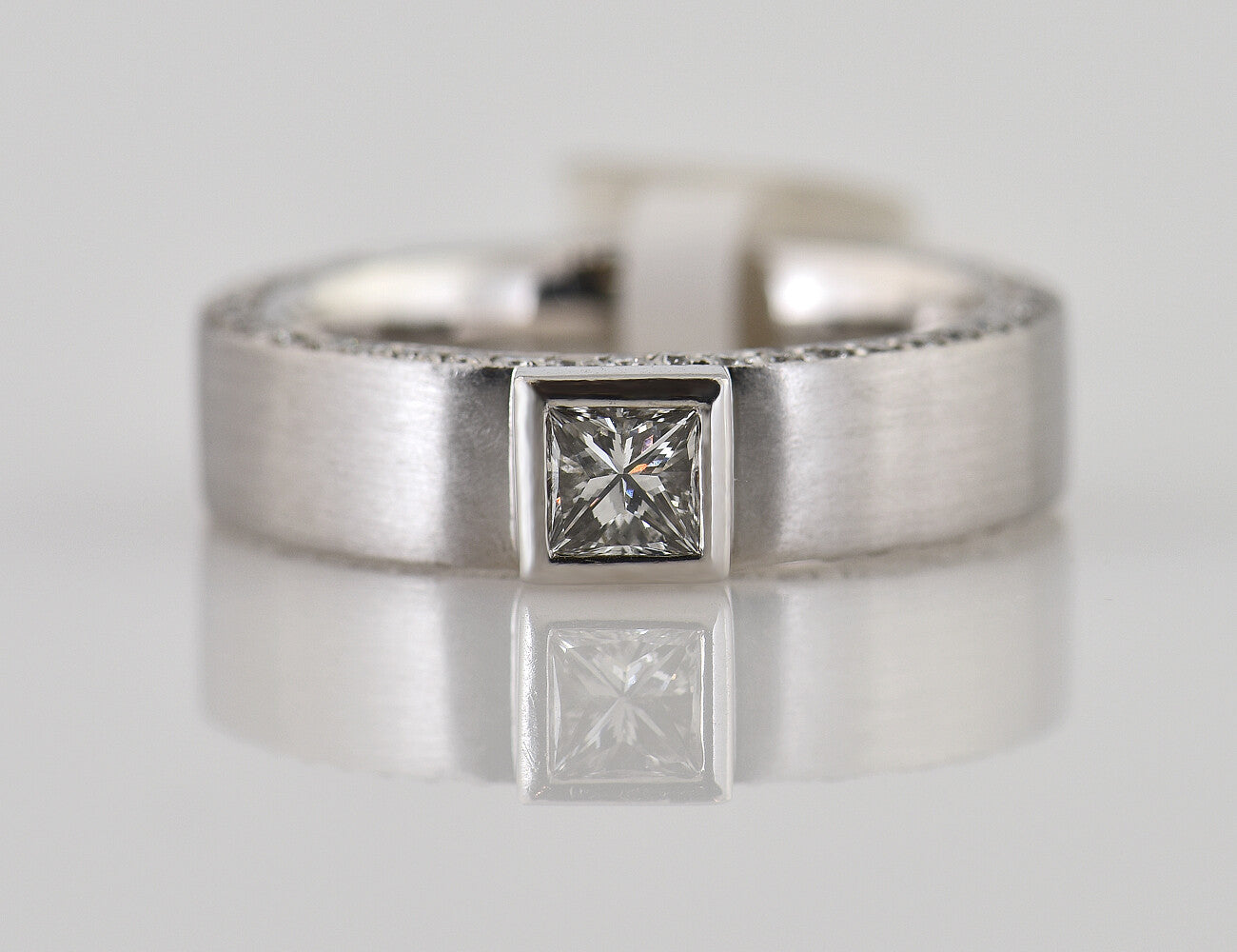 Solitär Diamant Ring 585/000 14 K Weißgold 71 Brillanten zus. 1,10 ct