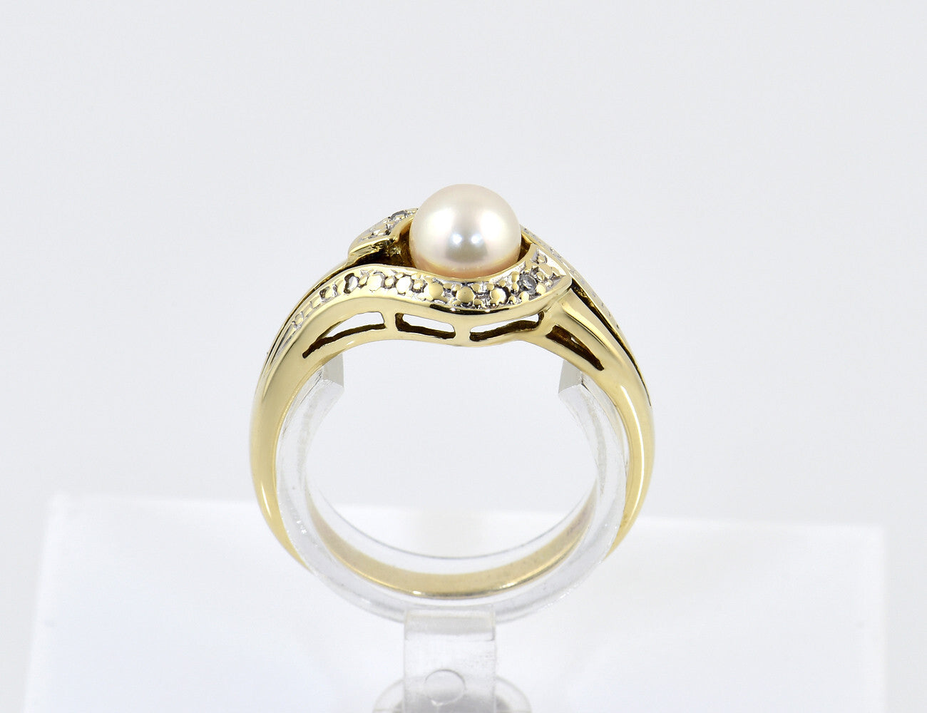 Akoya pearl diamond ring 333/000 8 K yellow gold, 2 diamonds total 0.02 ct