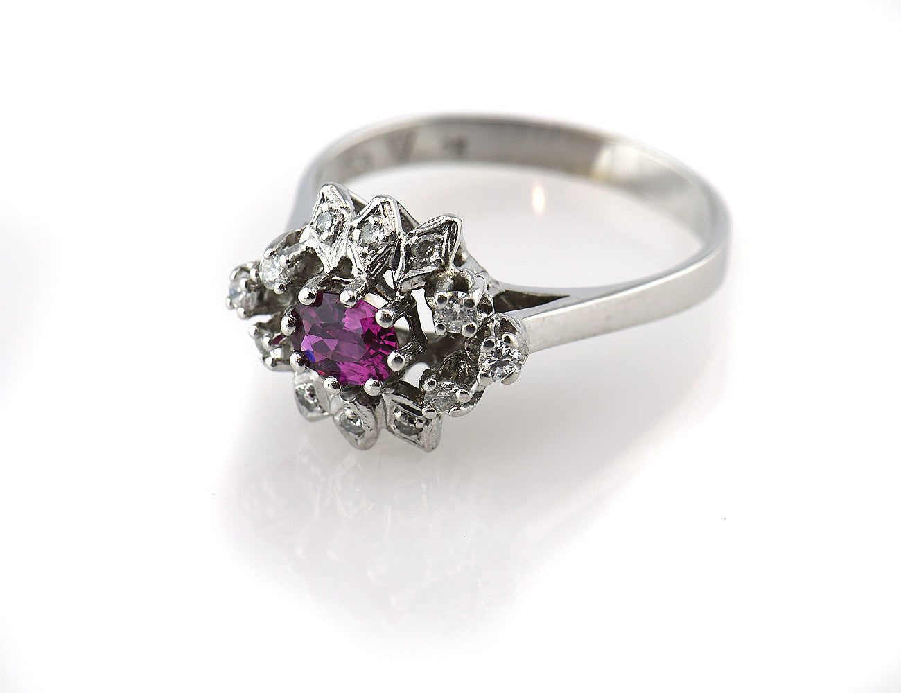 Rubin Ring 585 14 K Weißgold, 12 Diamanten zus. 0,23ct