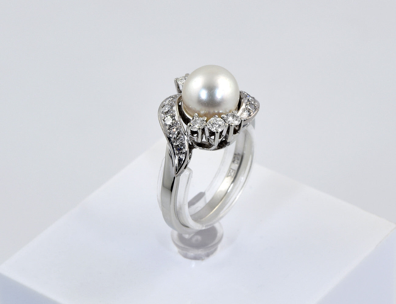 Ring Akoyaperle 750/000 18 K Weißgold 16 Diamanten zus. 0,58 ct