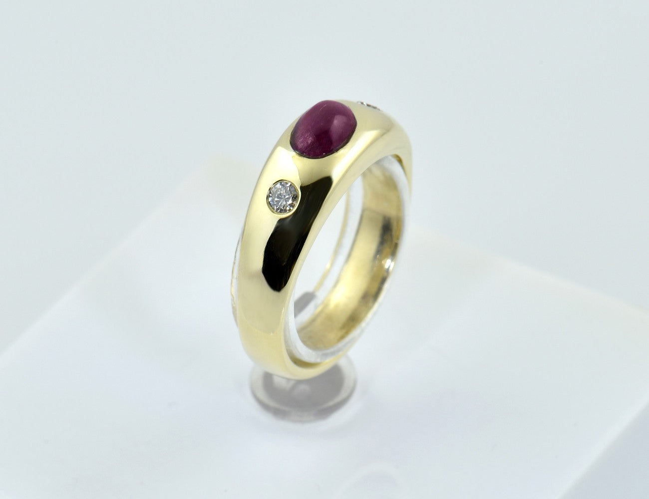 Rubin Diamant Ring 750/000 18 K Gelbgold 2 Brillanten zus. 0,09 ct