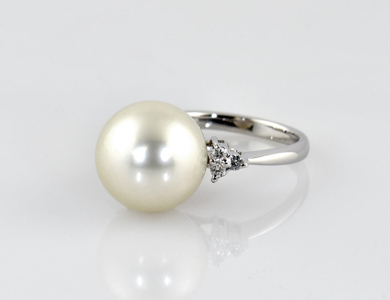 South Sea pearl ring 750/000 18 K white gold, 6 diamonds total 0.12 ct
