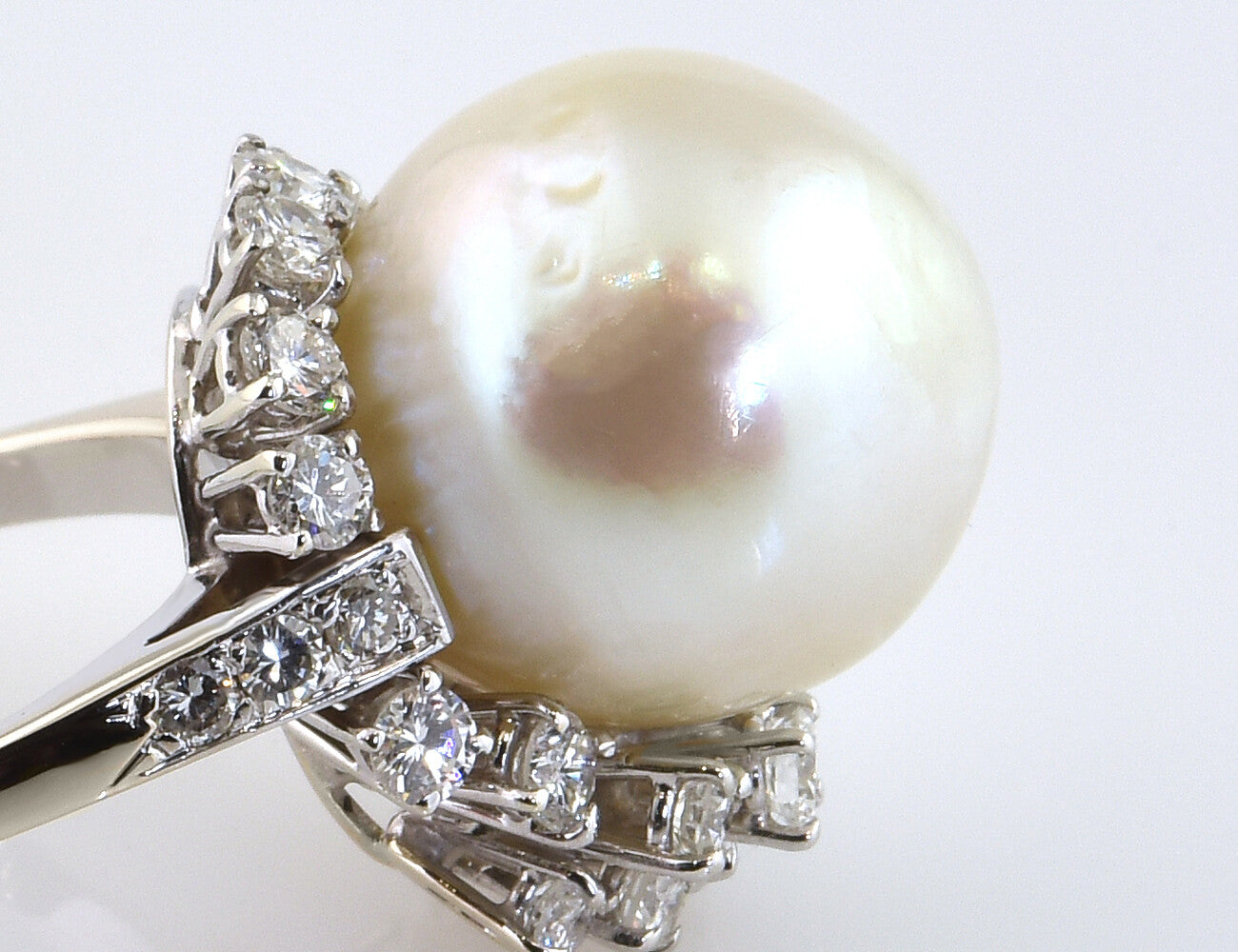 Ring Südseeperle 750/000 18 K Weißgold, 23 Brillanten zus. 1,25 ct