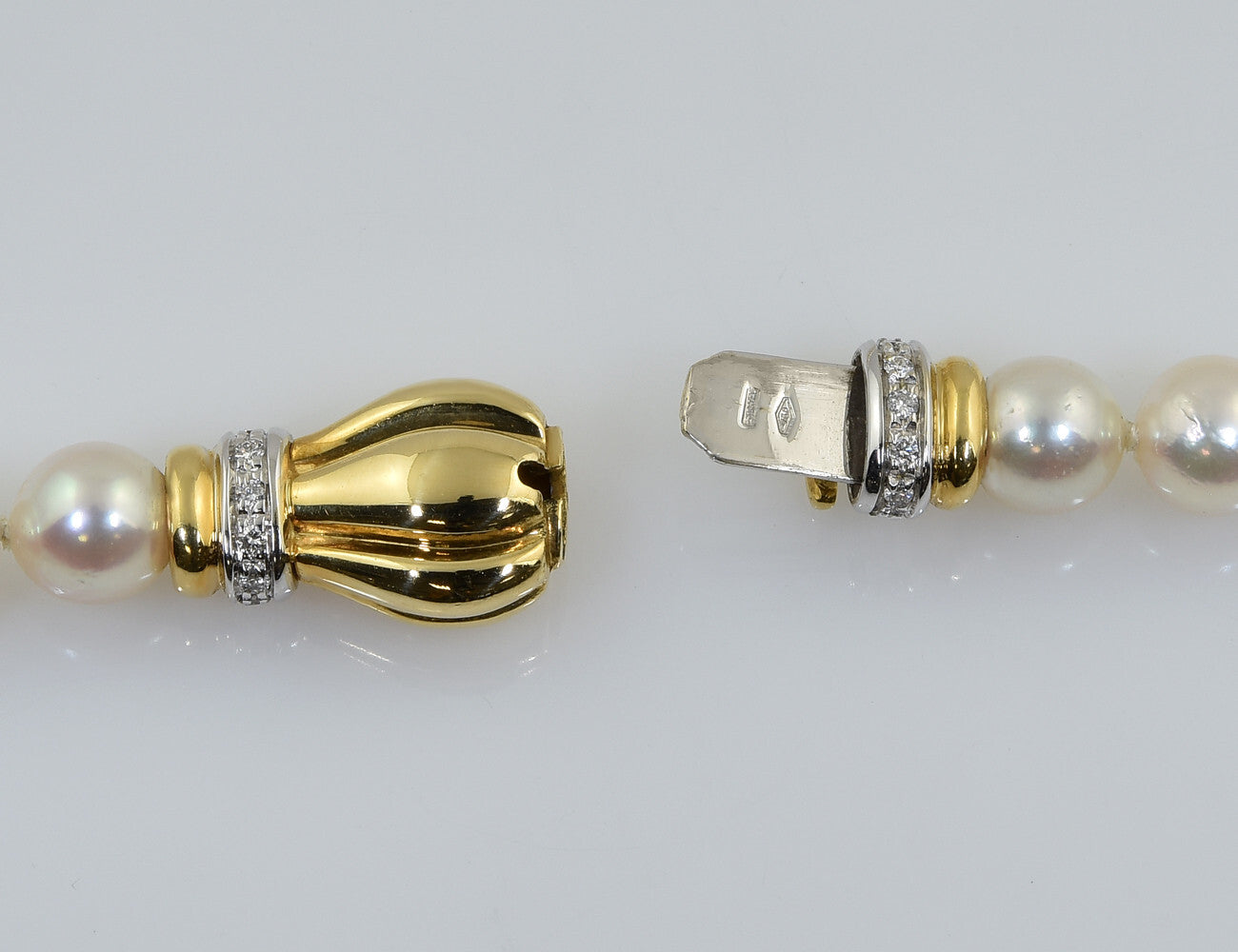 Akoyaperlenkette 750/000 18 K Gelbgoldschließe 20 Brillanten zus. 0,20 ct