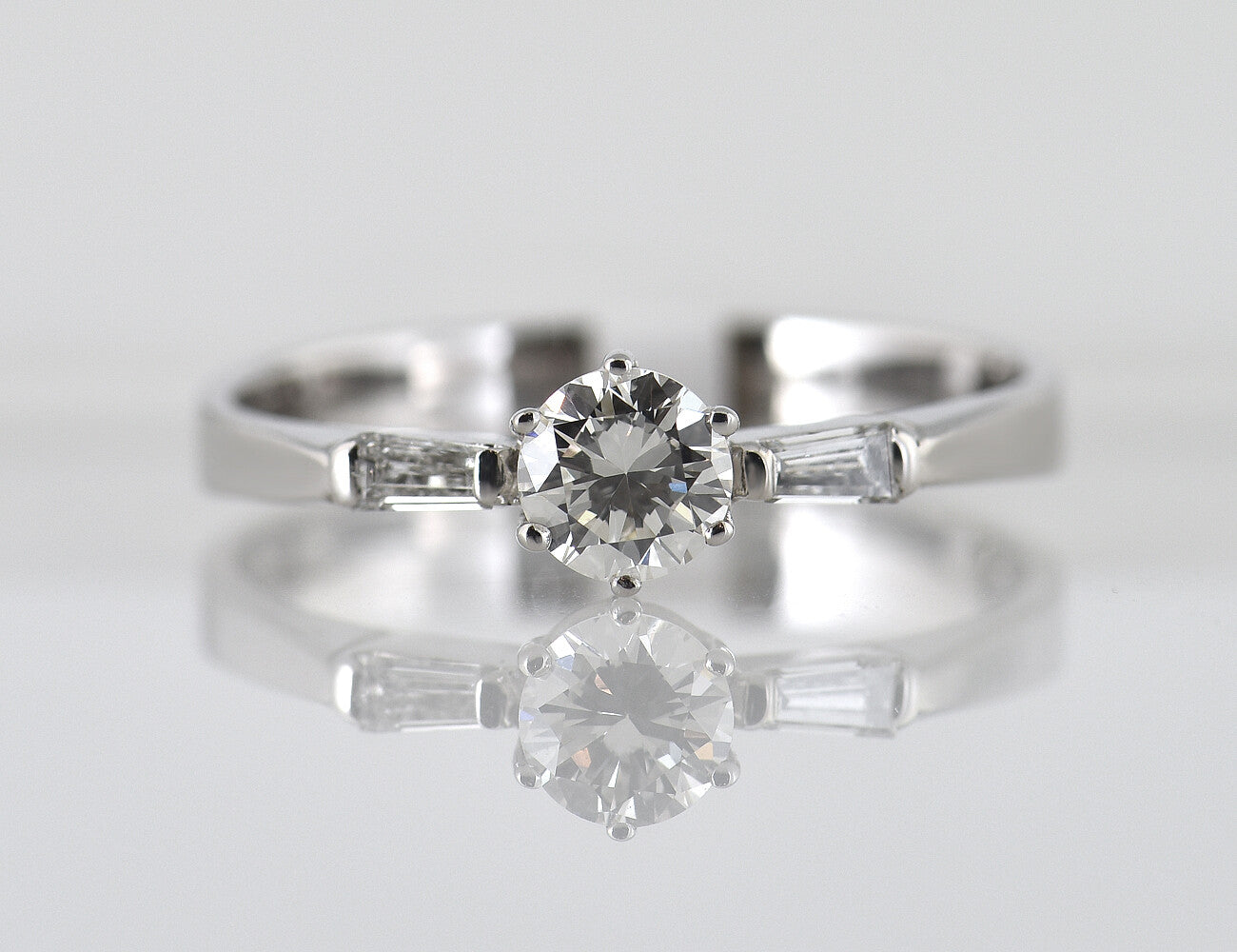Diamant Ring Solitär 585/000 14 K Weißgold 3 Diamanten zus. 0,50 ct