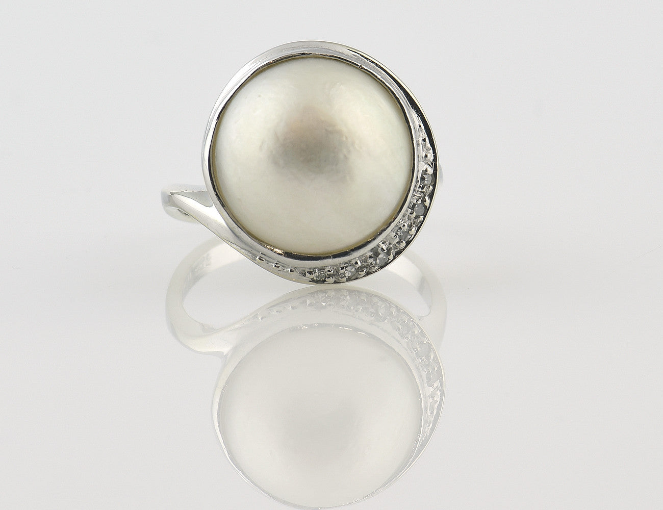Ring Mabe´perle 585/000 14 K Weißgold, 6 Diamanten zus. 0,05 ct