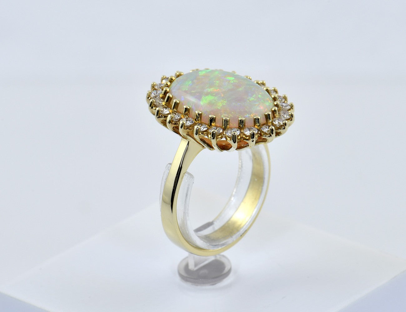 Opal Diamant Ring 585/000 14 K Gelbgold, 23 Brillanten zus. 0,66 ct