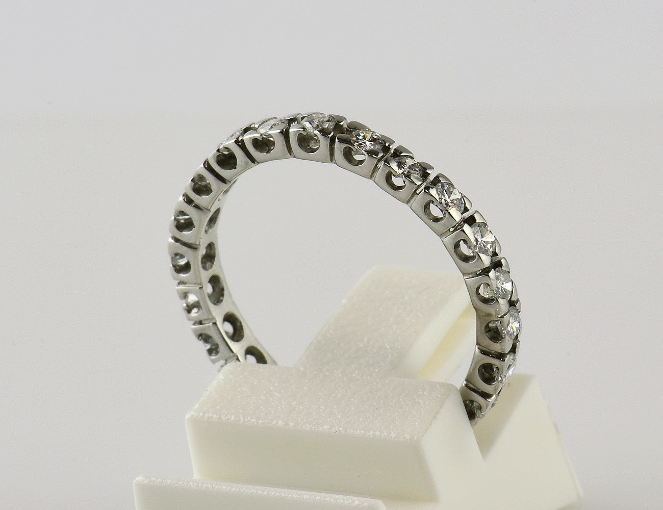 Diamond Ring Memory 750/000 18 K white gold 22 diamonds total 0.65 ct