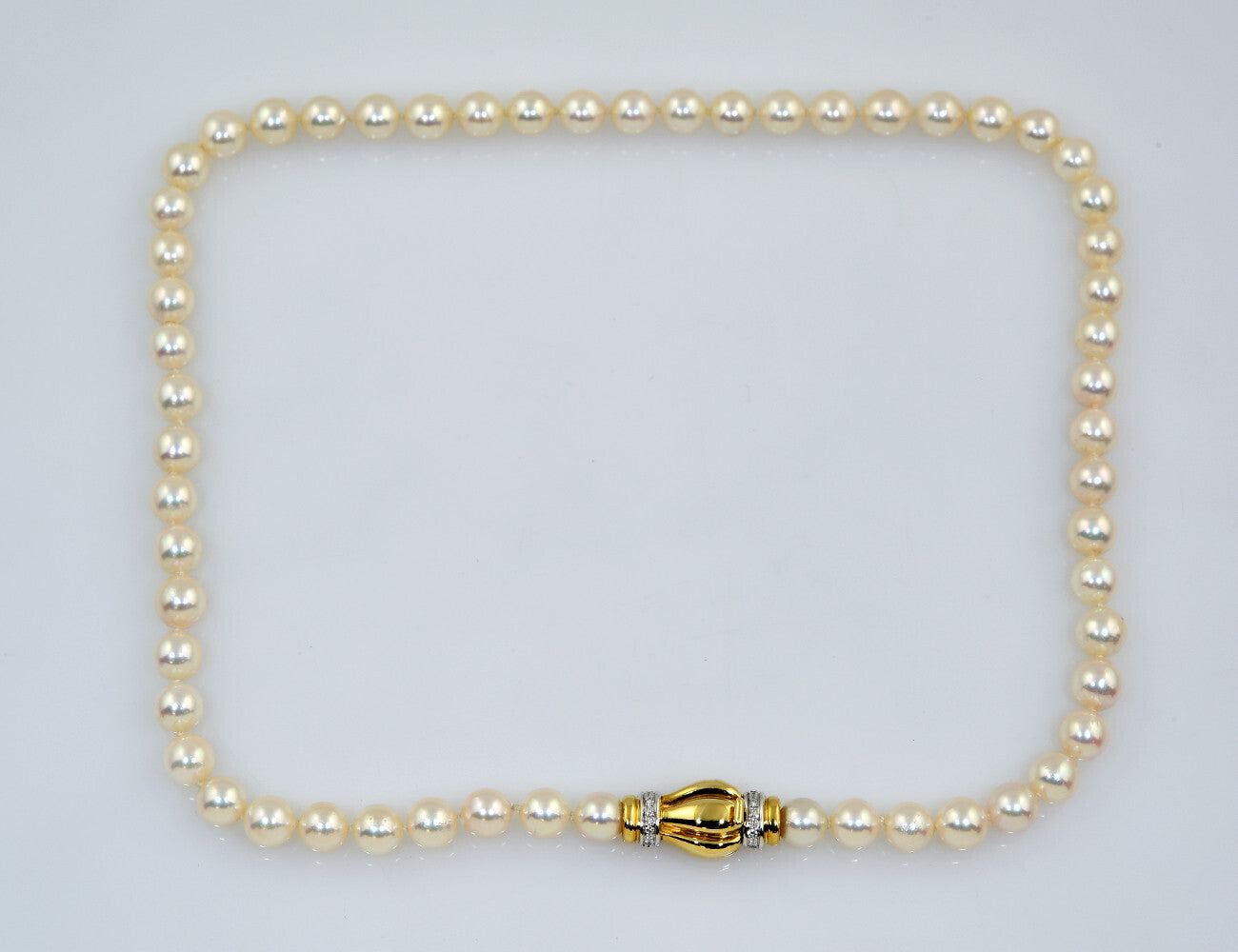 Akoyaperlenkette 750/000 18 K Gelbgoldschließe 20 Brillanten zus. 0,20 ct
