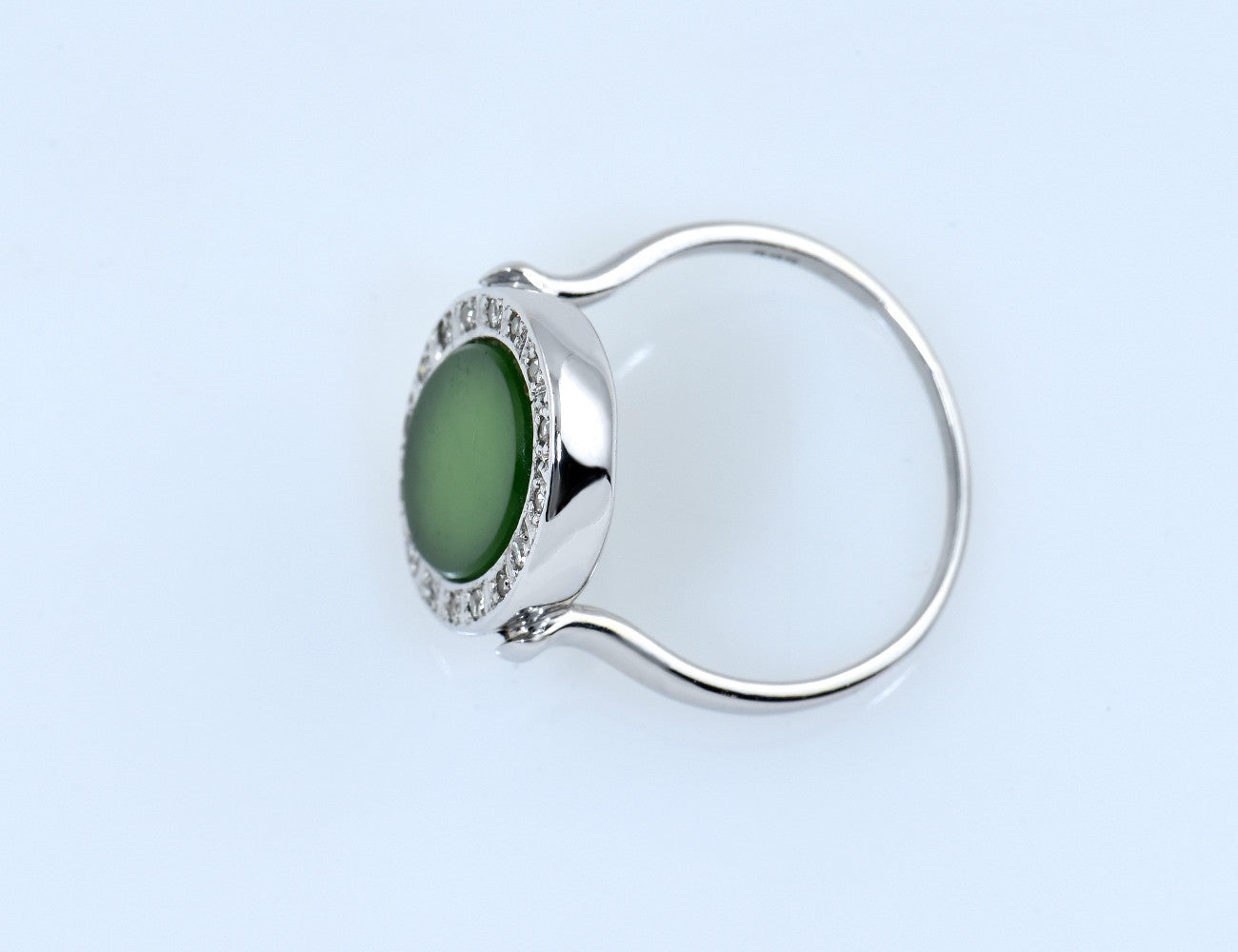 Ring Jade 585/000 14 K Weißgold 16 Diamanten zus. 0,15 ct
