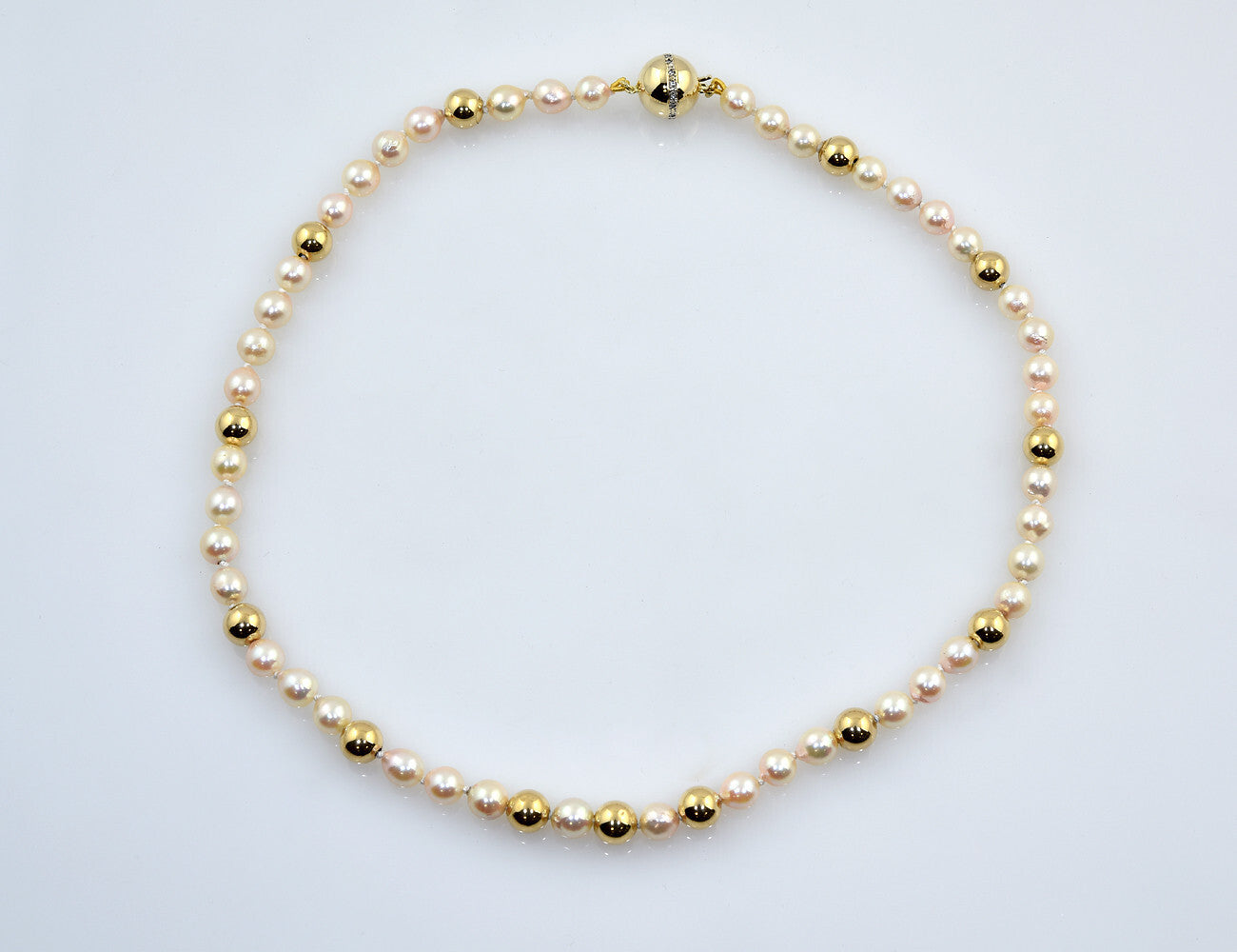 Akoyaperlenkette 585/000 14 K Gelbgoldschließe 16 Diamanten zus. 0,15 ct