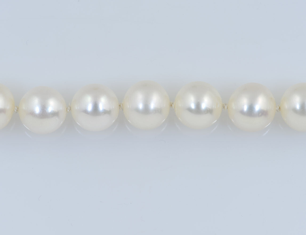 Akoyaperlenkette 750/000 18 K Weißgoldschließe Saphir, 20 Brillanten zus. 0,80ct
