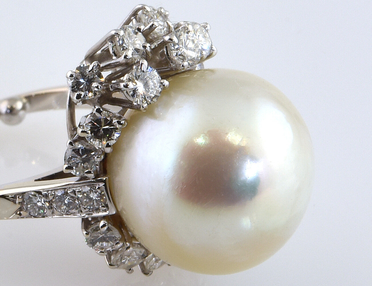 Ring Südseeperle 750/000 18 K Weißgold, 23 Brillanten zus. 1,25 ct