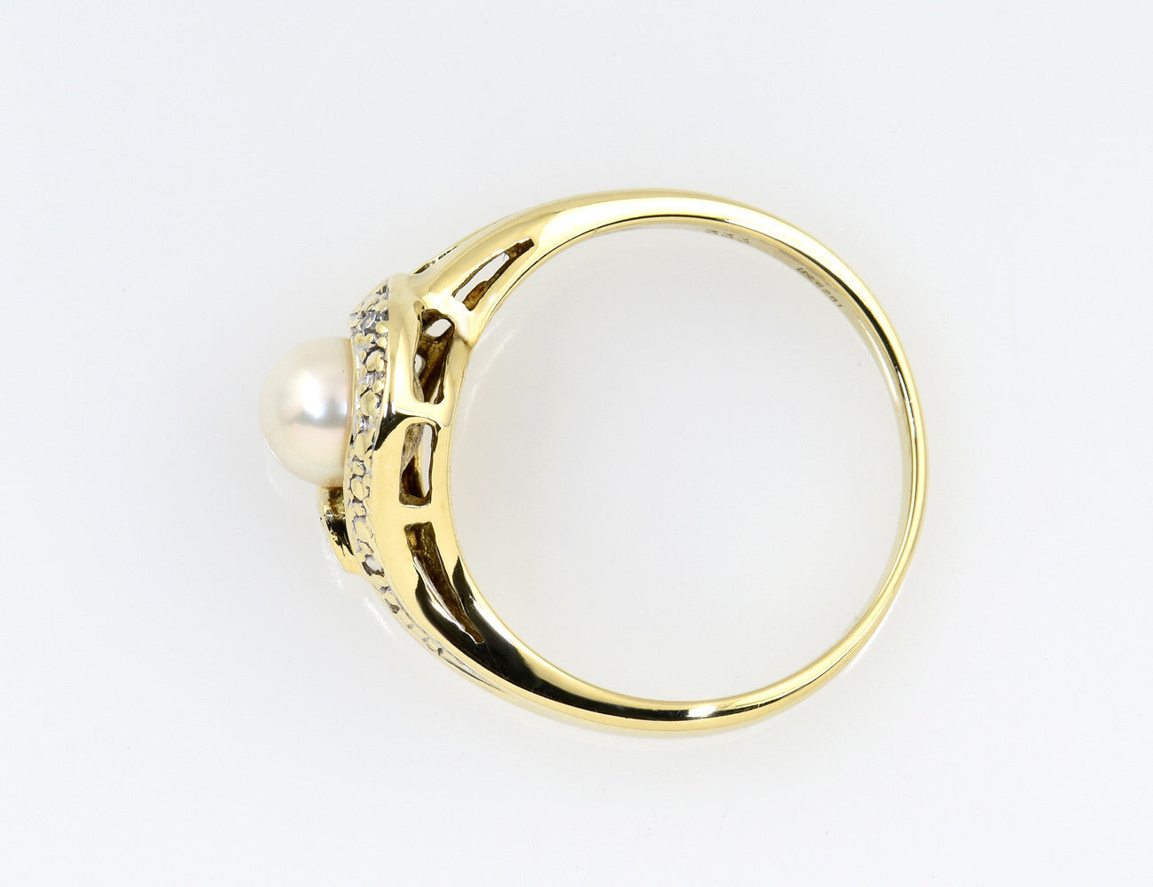 Akoya pearl diamond ring 333/000 8 K yellow gold, 2 diamonds total 0.02 ct